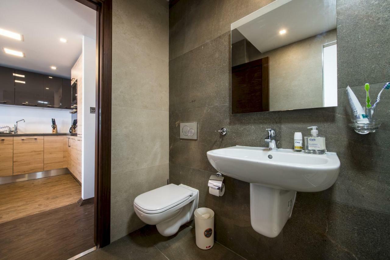 Stylish Seaview Apartment In A Prime Location Sliema Esterno foto