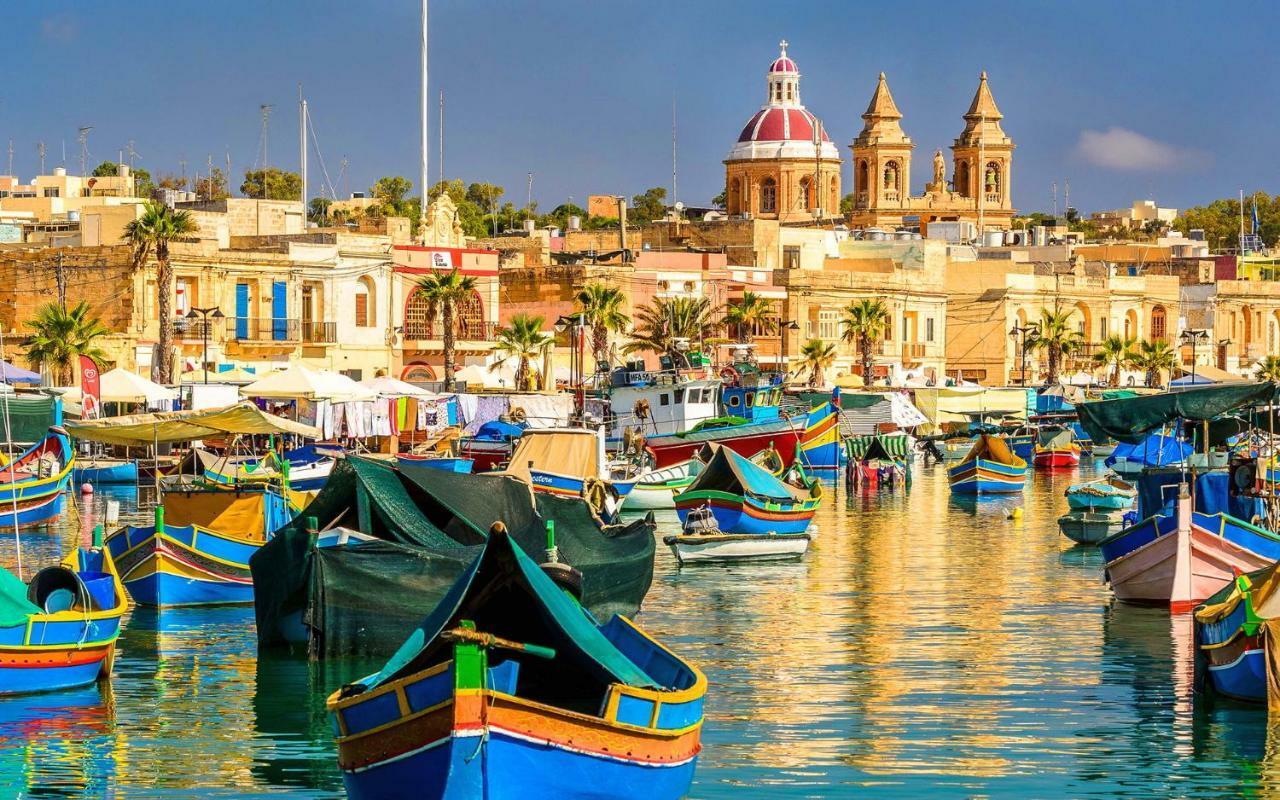 Stylish Seaview Apartment In A Prime Location Sliema Esterno foto