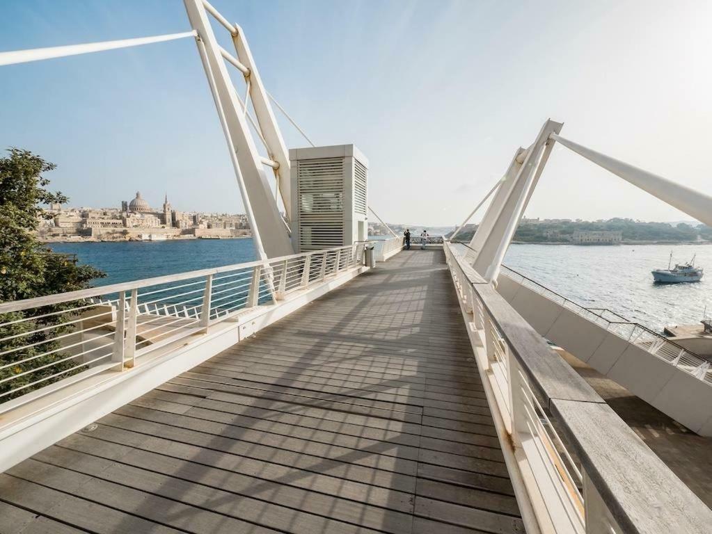 Stylish Seaview Apartment In A Prime Location Sliema Esterno foto