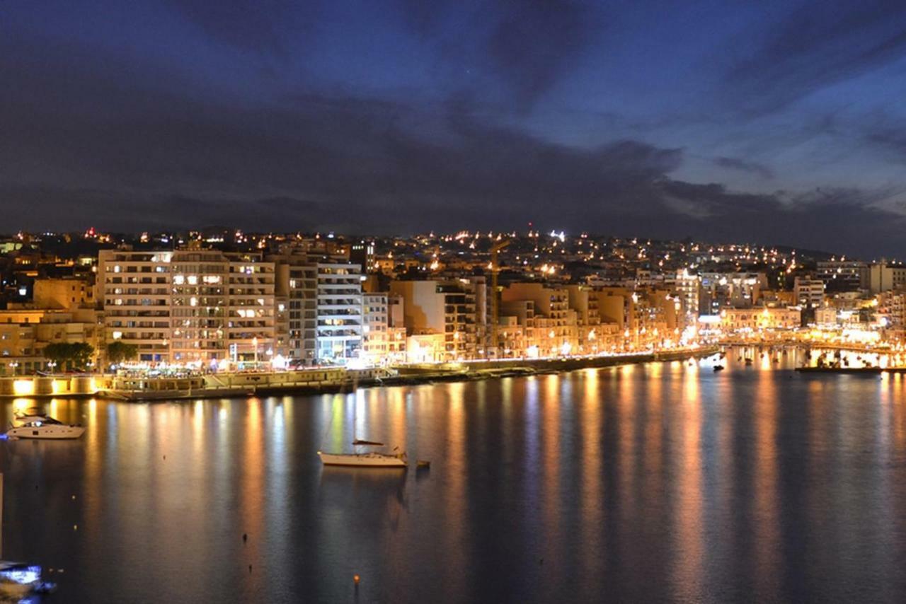Stylish Seaview Apartment In A Prime Location Sliema Esterno foto