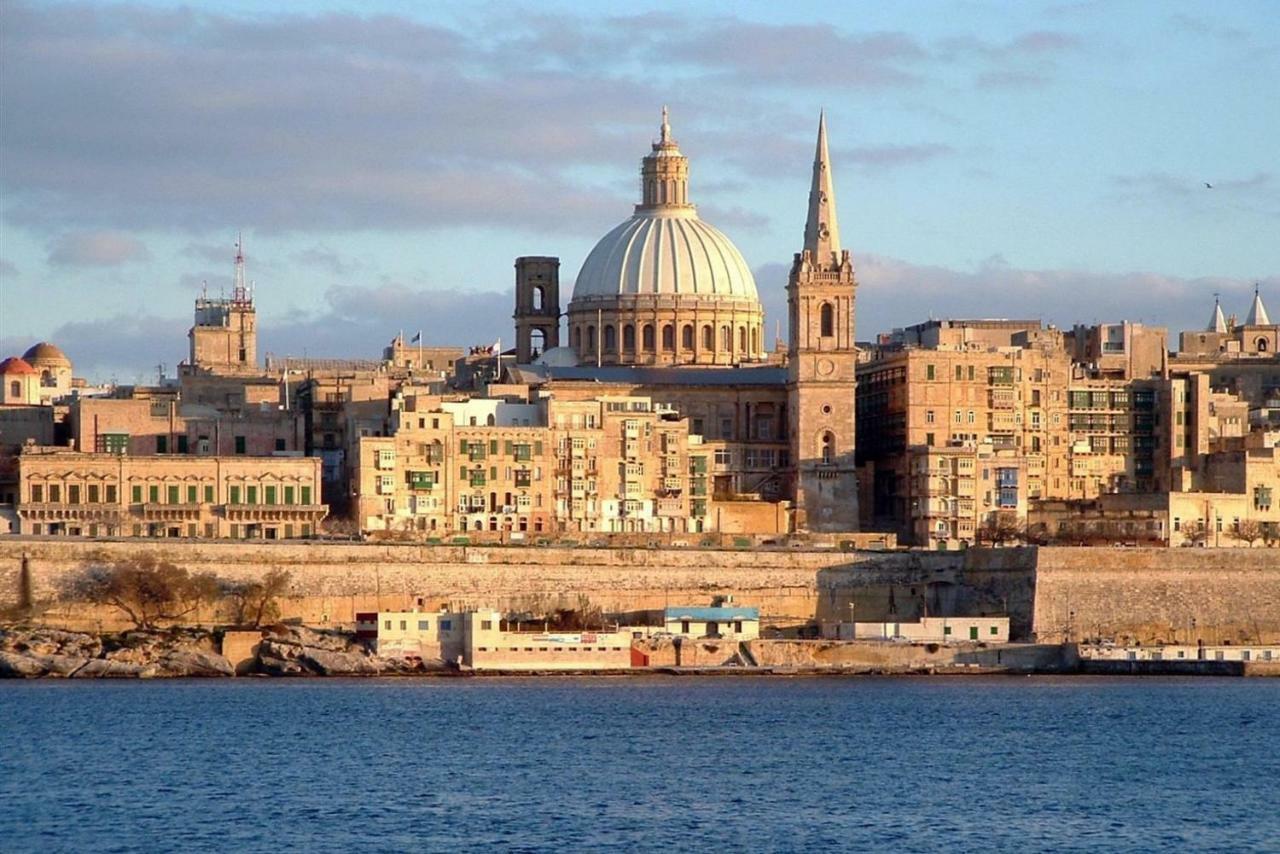 Stylish Seaview Apartment In A Prime Location Sliema Esterno foto